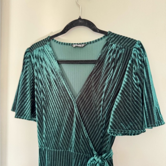 Simplee Apparel Green Flutter Sleeve Wrap Dress - Picture 8 of 13